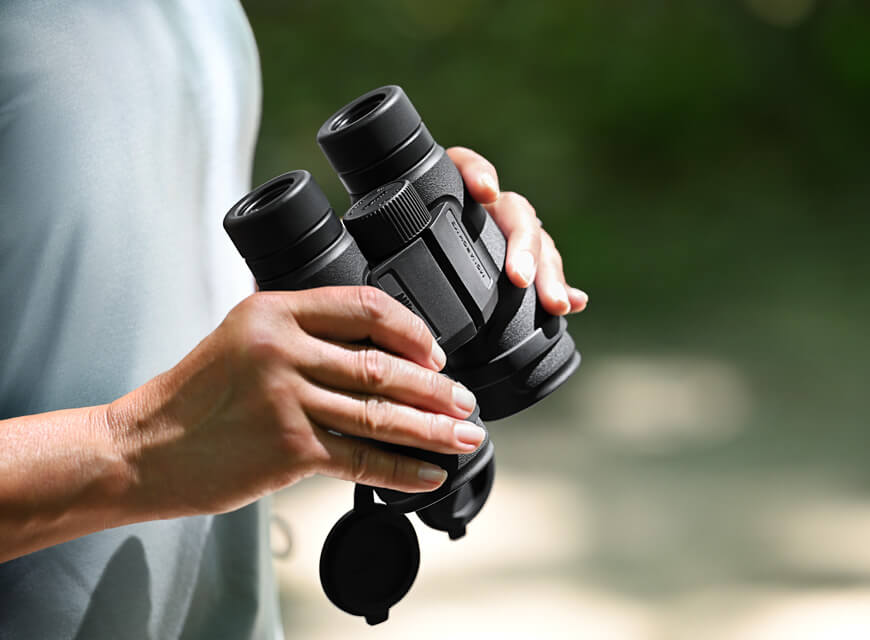Nikon Monarch - Paquete de prismáticos M5 8x42 con sombrero y accesorio (4  artículos)